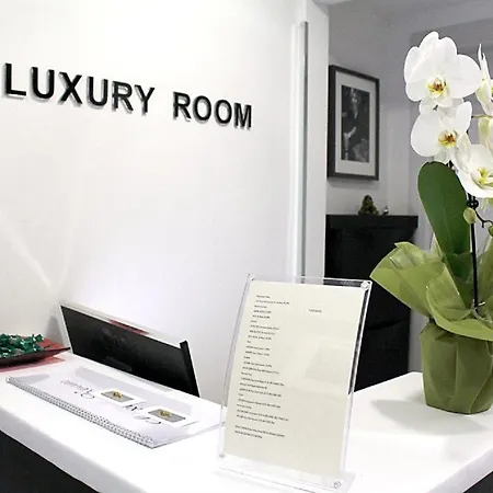 לינה וארוחת בוקר Gardenia Luxury