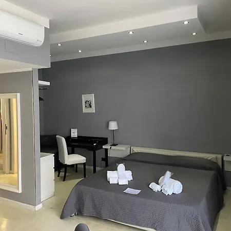 לינה וארוחת בוקר Gardenia Luxury פסקרה