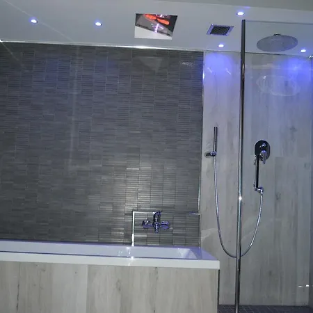 לינה וארוחת בוקר Gardenia Luxury פסקרה